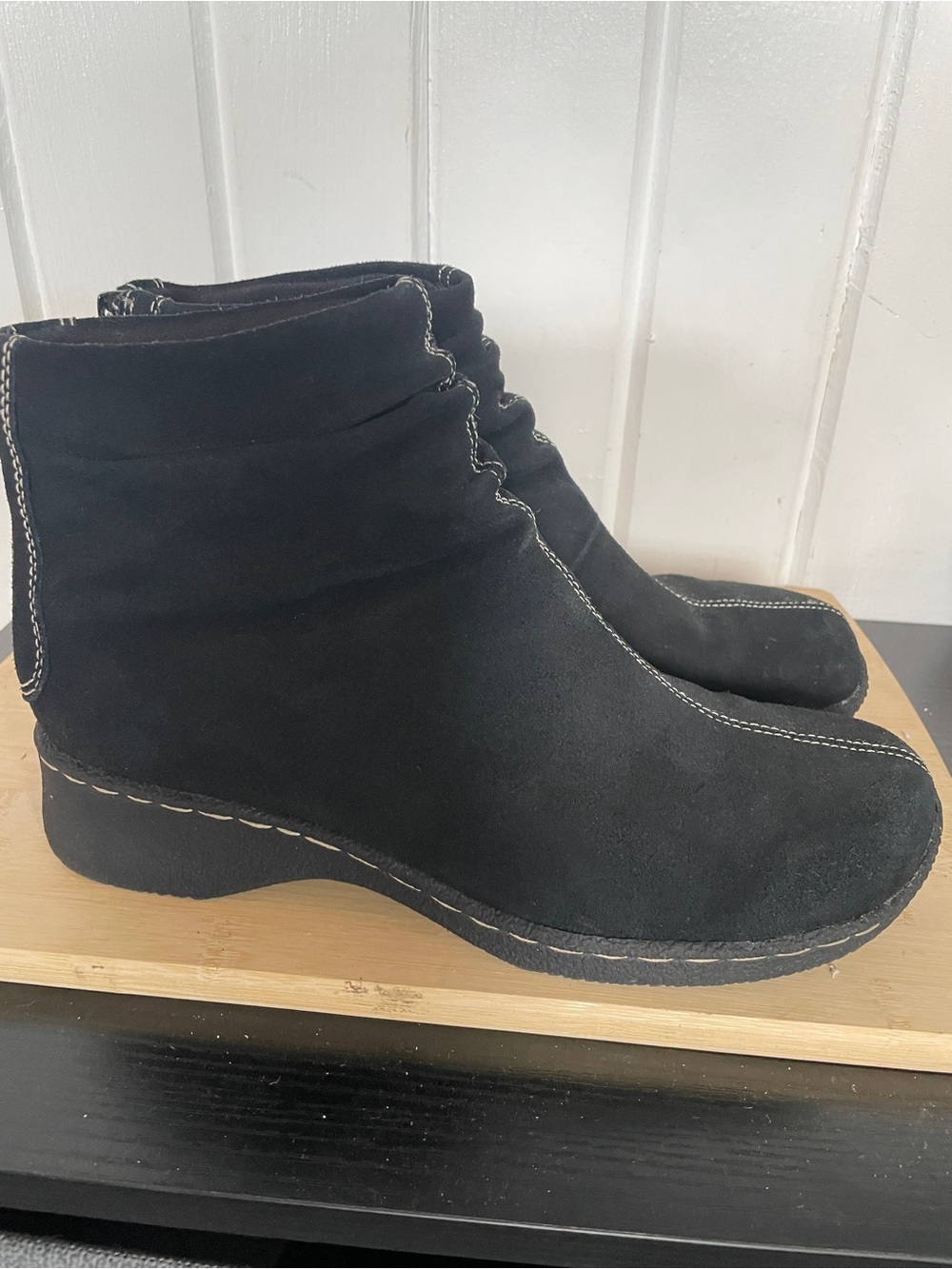 BareTraps Black Suede Ankle Booties with Contrast Stitching back zippers sz 7.5 - Picture 1 of 7